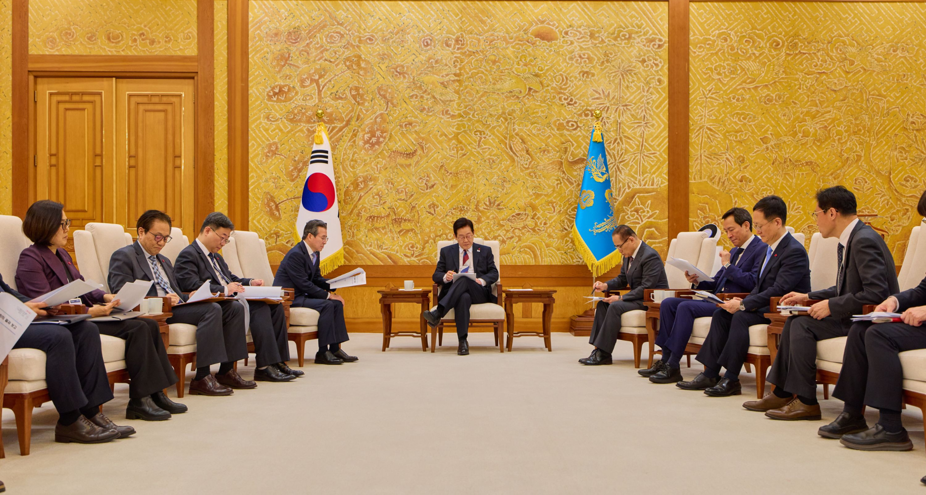 After restraint, Lee Jae Myung probes how far he can shift to the left