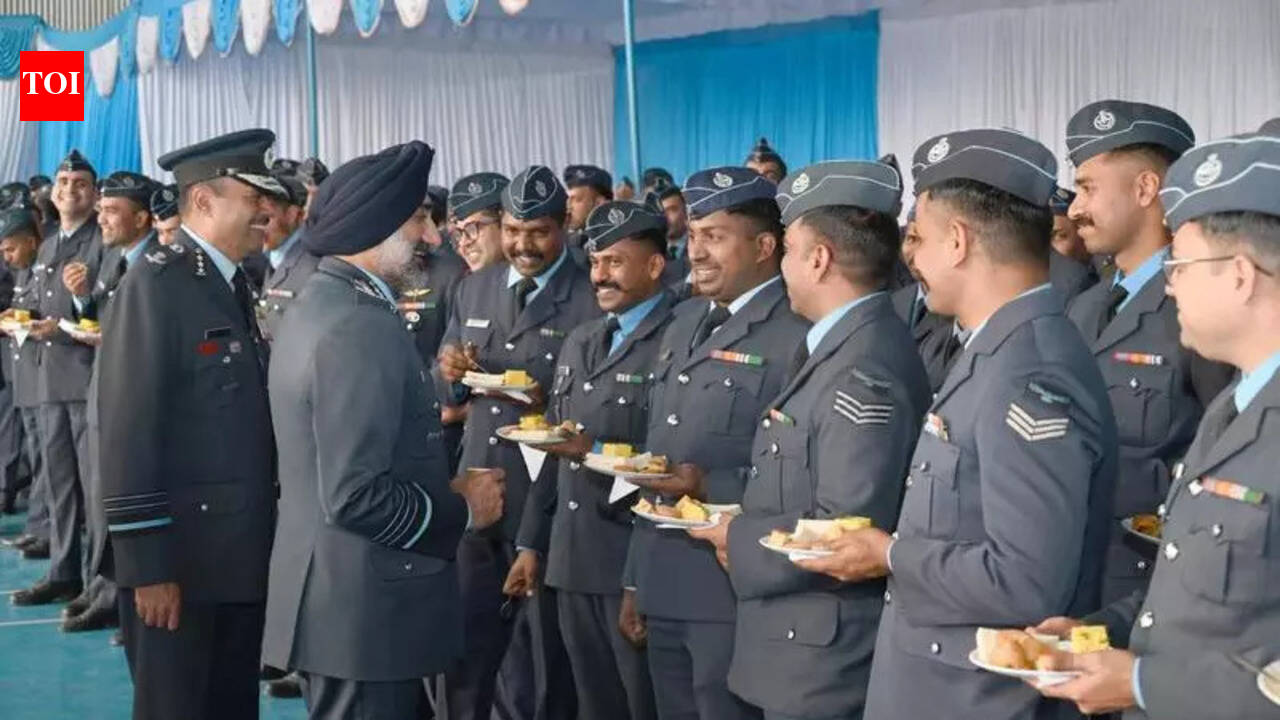 Air Chief reviews Air Command operational preparedness | Prayagraj News