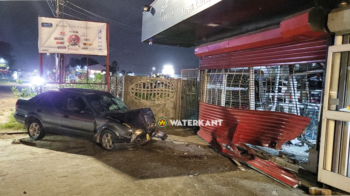 Autobestuurder zonder rijbewijs crasht tegen bromfietszaak: "A rem no pak"