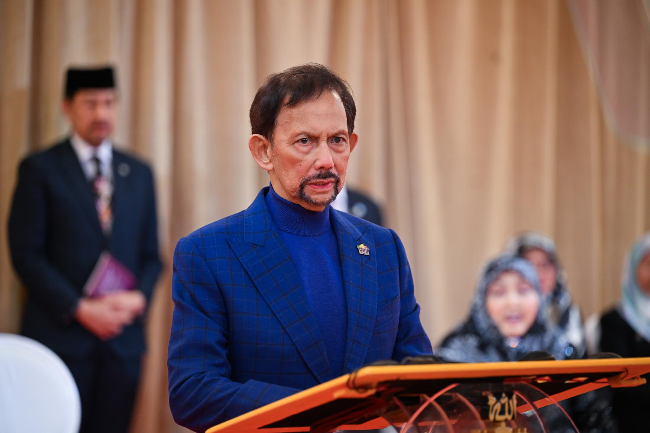 Brunei's monarch to undergo knee replacement