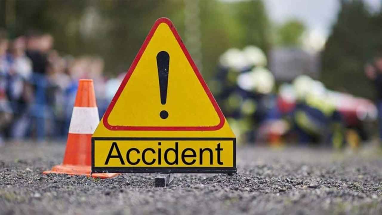 Bus collides divider in Nalgonda district, three suffer minor injuries
