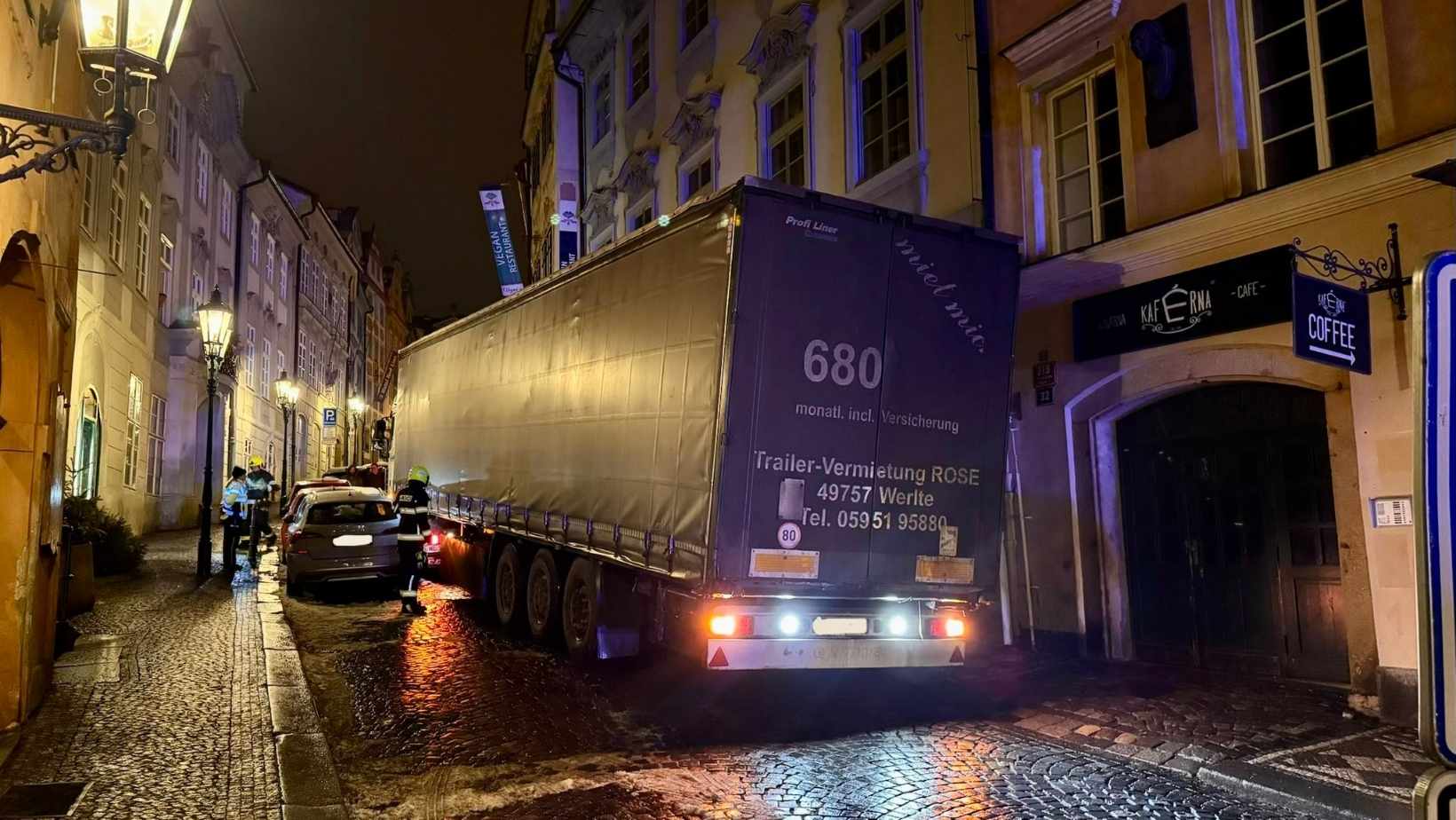 Driver Follows GPS, Ends Up Blocking Nerudova Street in Prague Truck Stuck on Nerudova Street Near Prague Castle