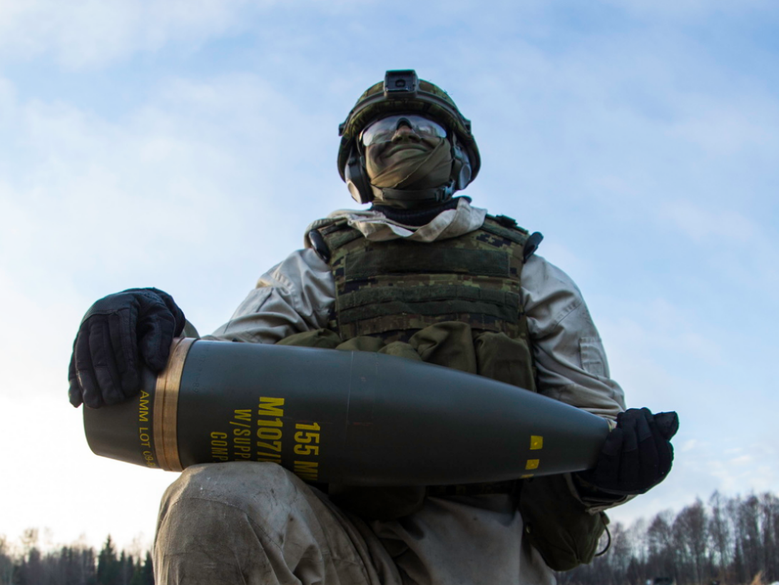 An Estonian soldier with a 155mm ammunition. Photo by the Estonian defence ministry.