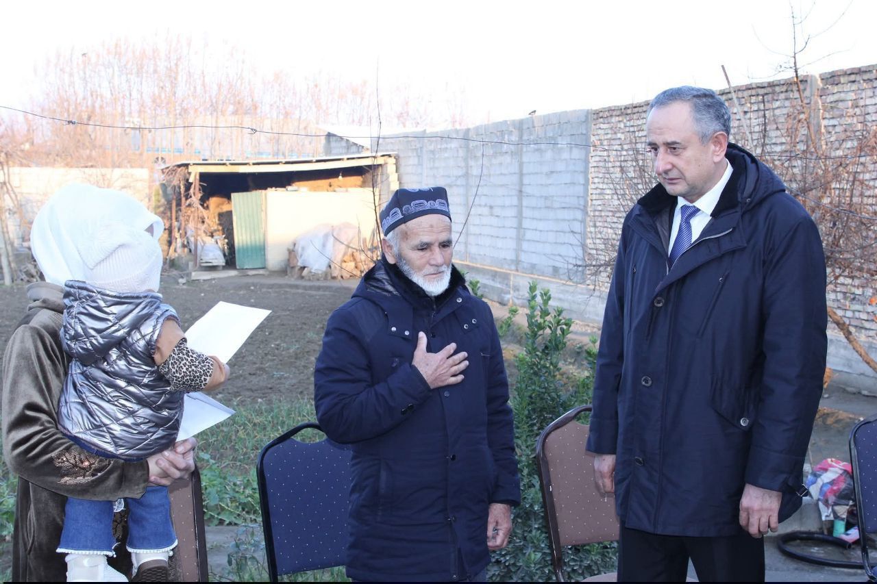 Family of officer killed in an armed clash on Tajik-Afghan border receives apartment in Bokhtar