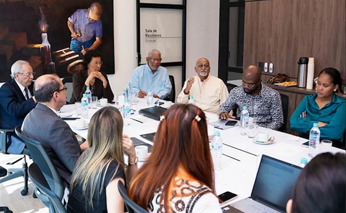 Foto’s onthullen: echtgenoot van president Simons ook in Colombia