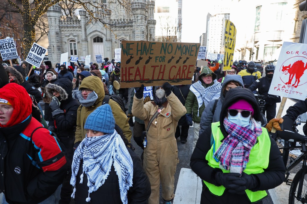 In freezing conditions, hundreds gather downtown to protest ICE ...