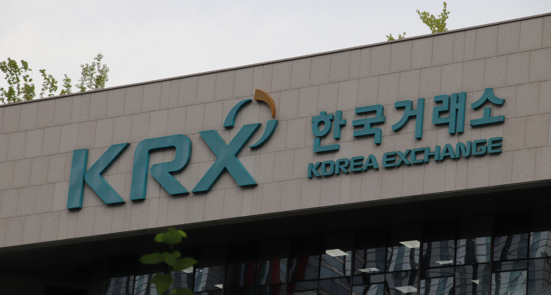 KOSPI breaks 4,500 as market optimism rises alongside currency pressures