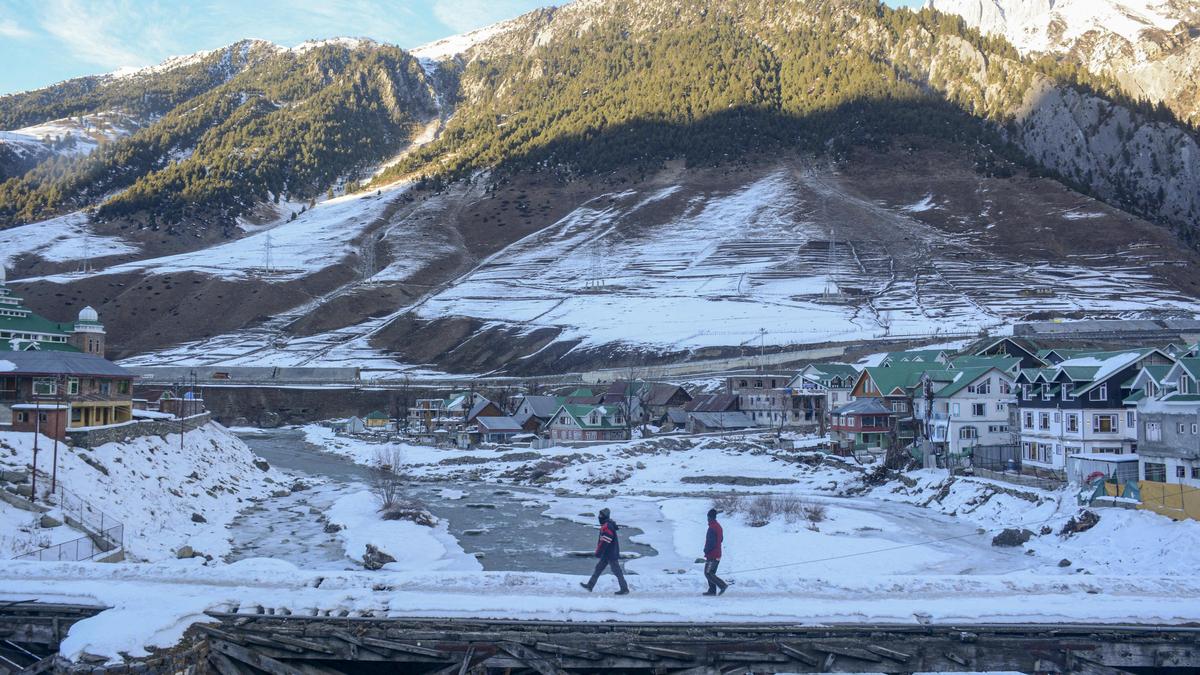 Kashmir sees fresh snowfall in higher reaches; tourist rush triggers traffic snarls