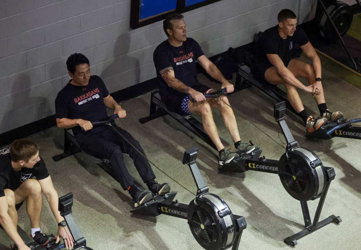 Koizumi, Hegseth Hit Gym to Show Japan-U.S. Alliance’s Strength