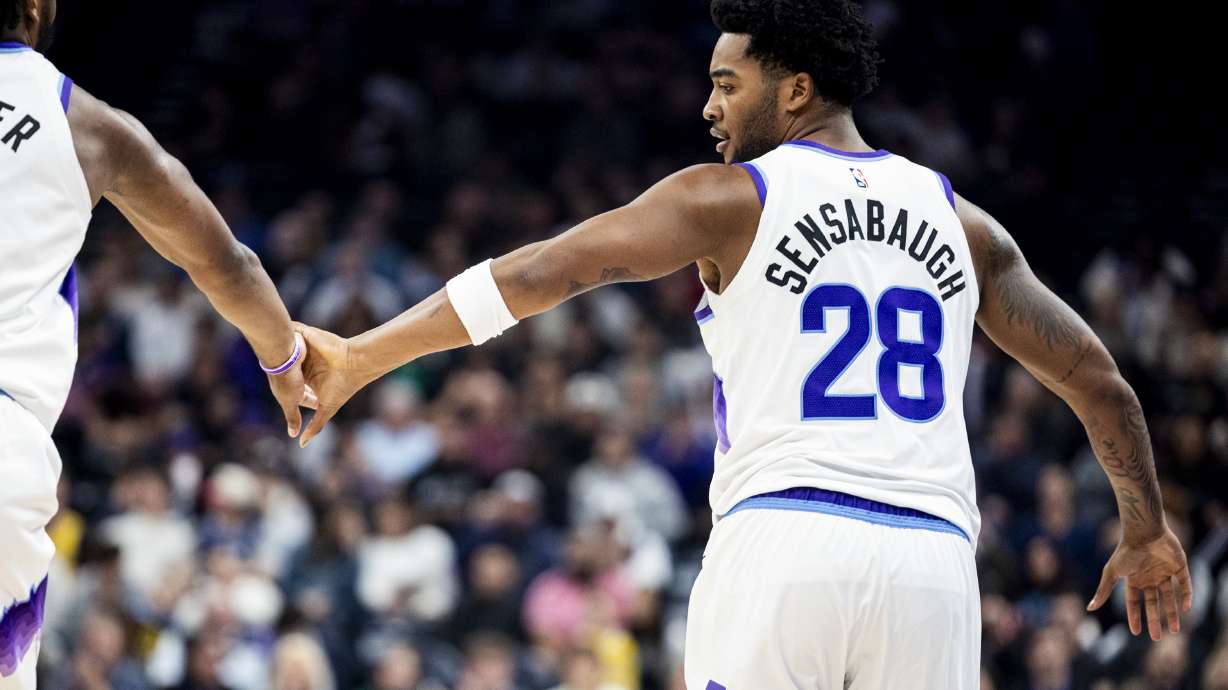 Leonard takes over late as Clippers defeat shorthanded Jazz 118-101