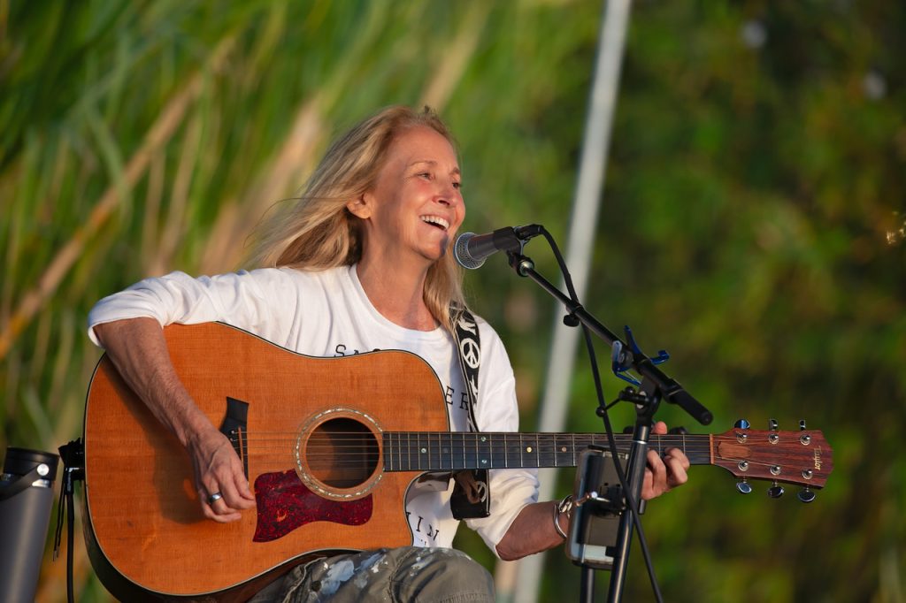 Maui singer-songwriter Gail Swanson releases rebellious single, ‘My Mama Marched’ : Maui Now
