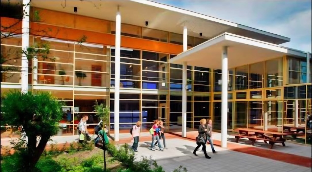 Mendelcollege geeft 36 klaslokalen een nieuw thuis in Suriname via project ‘Tweede Leven’