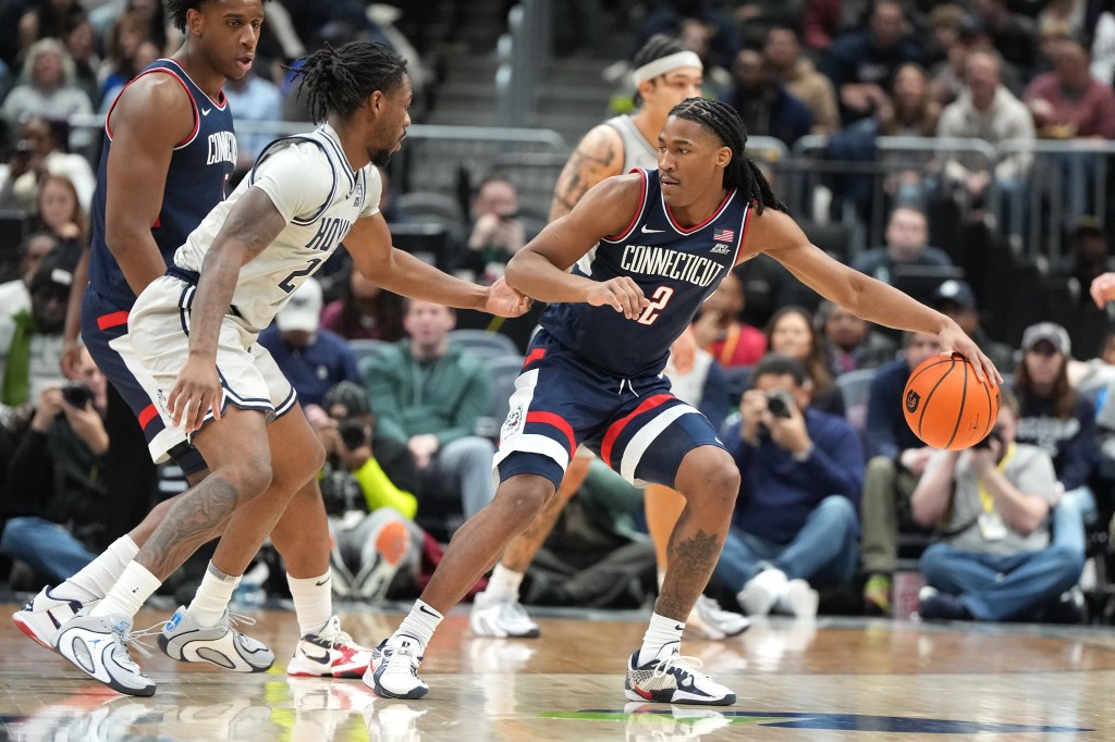 No. 3 UConn men's basketball holds on for another tight road victory over Georgetown, 64-62