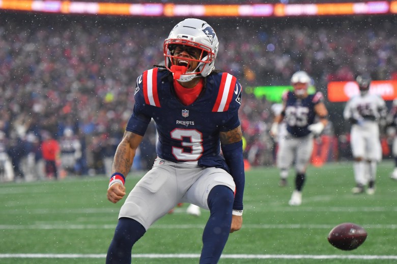 Patriots pick off Texans, advance to AFC title game