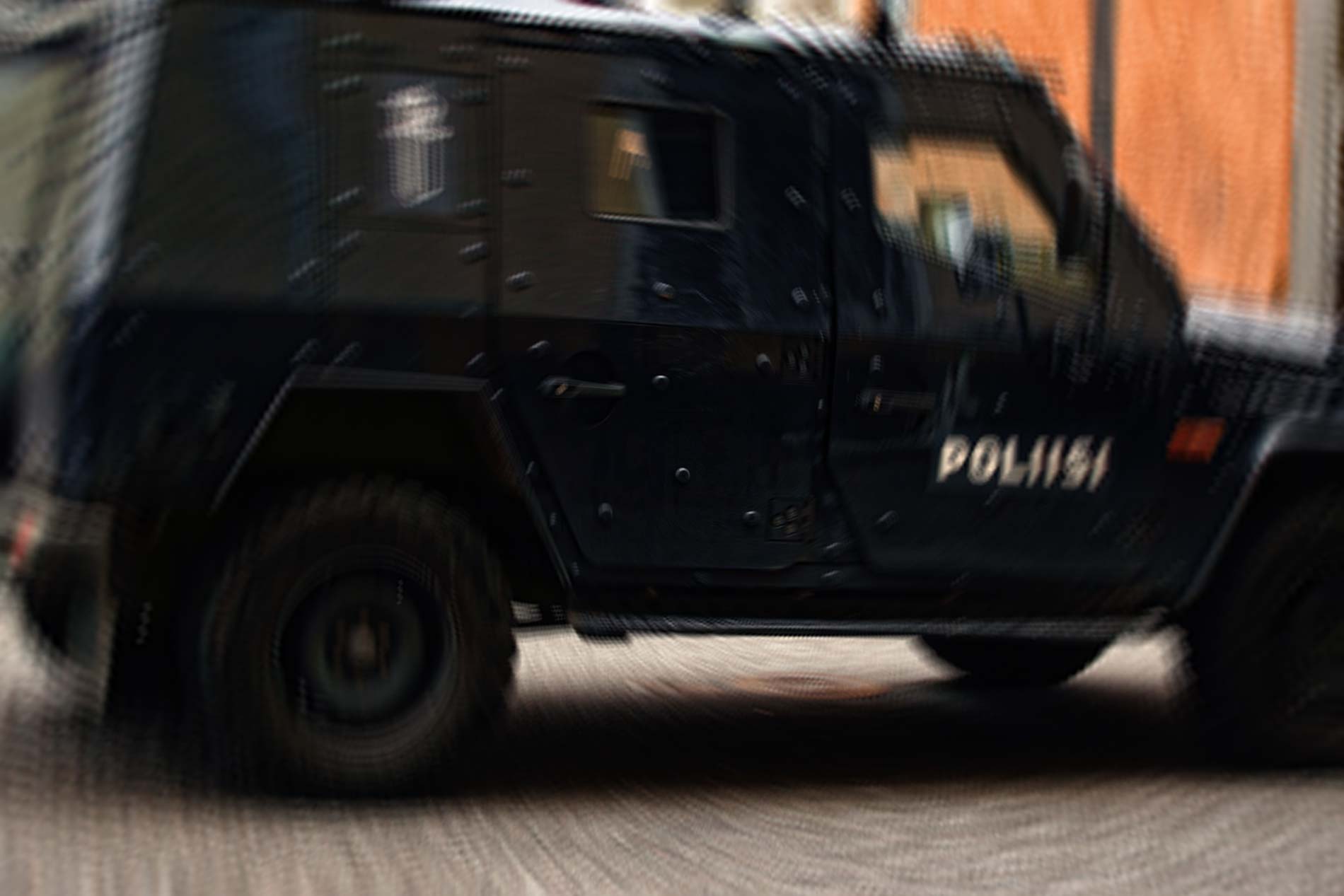 The picture by Tony Öhberg shows an armored police vehicle.