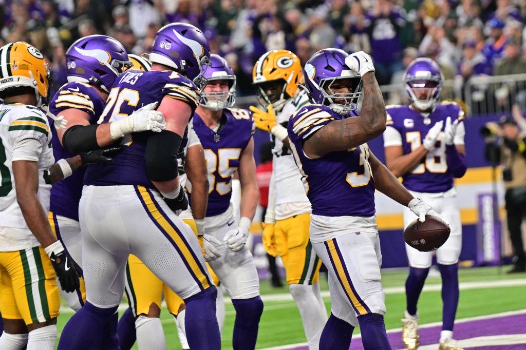 Vikings beat undermanned Packers to finish above .500