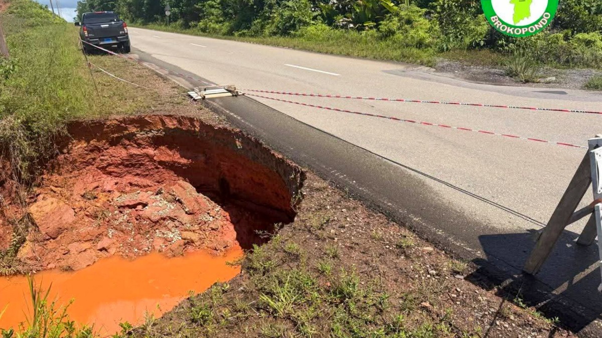 Wegafkalving langs Avobakaweg zorgt voor onveilige verkeerssituatie