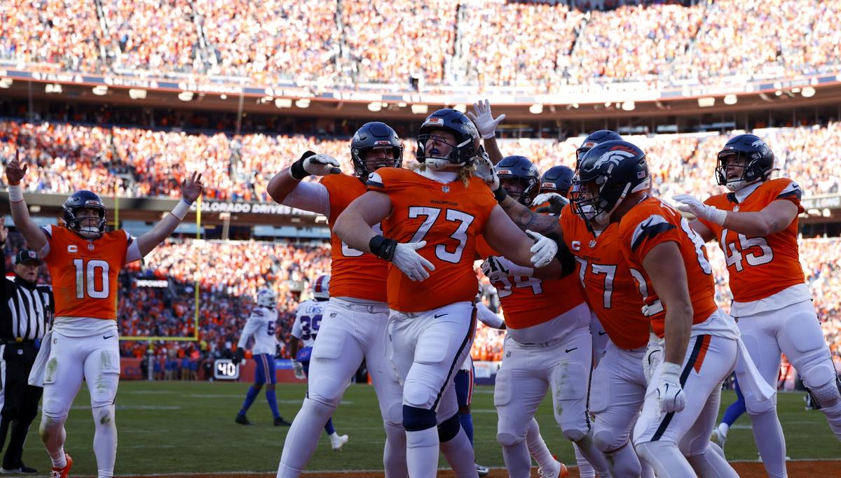 Wyoming Alum Frank Crum Rumbles in For Touchdown