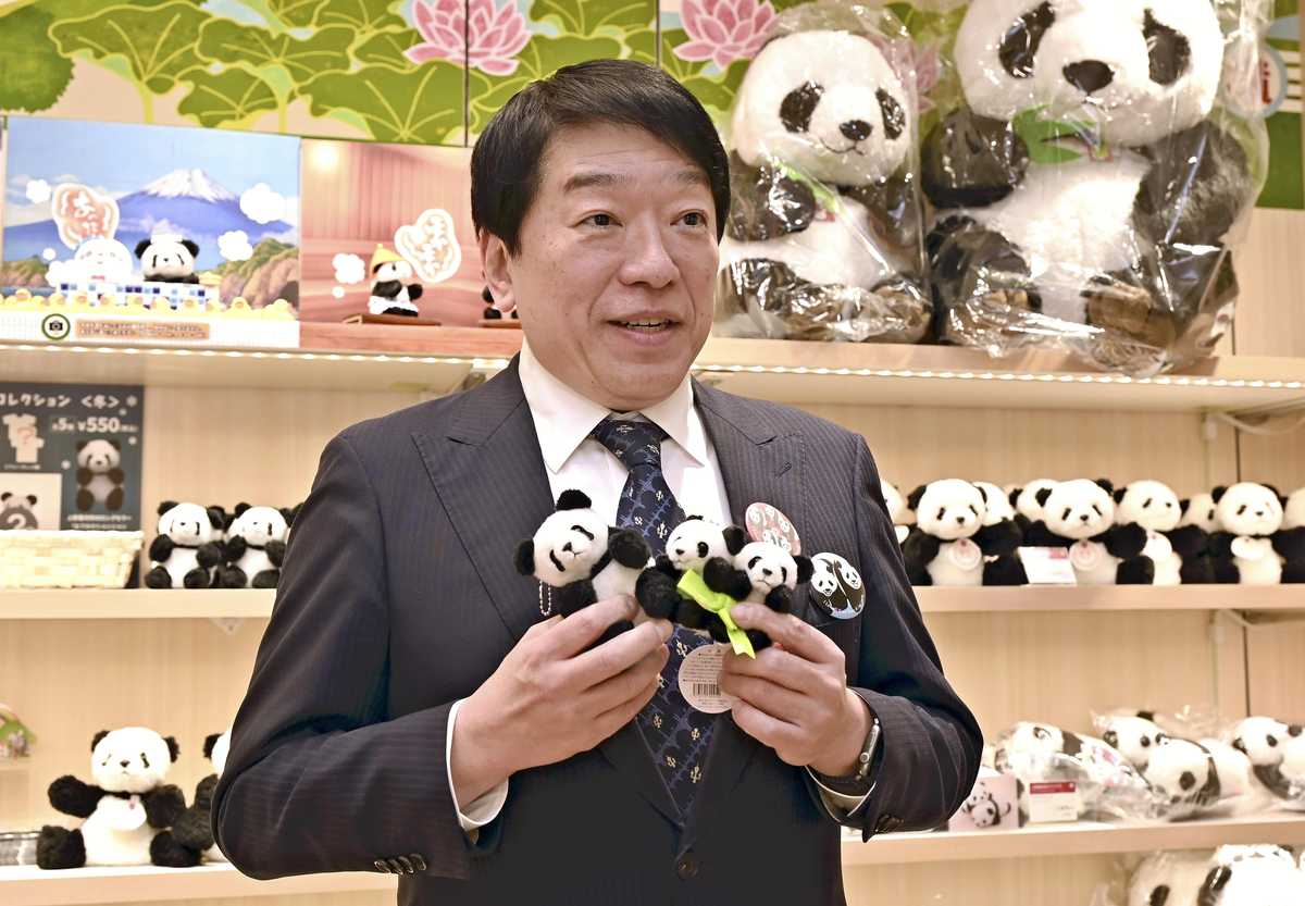 ‘Hallowed Ground’ for Giant Panda Fans Bids Fond Farewell to Twins at Ueno Zoo, Shop Introduces New Merchandise