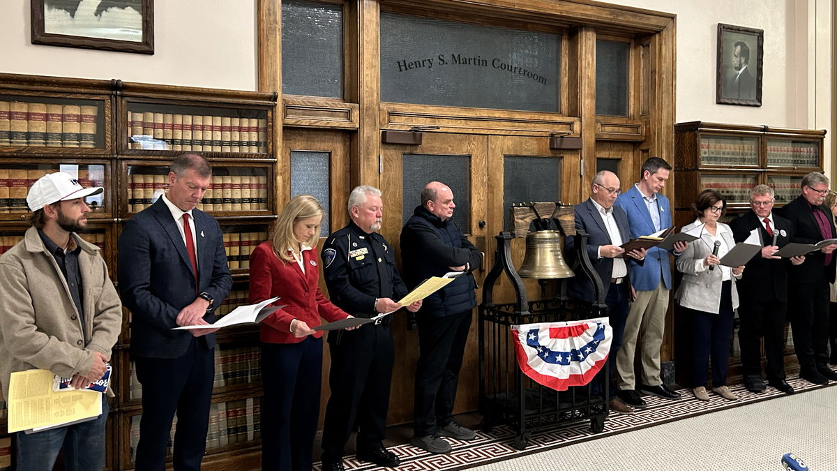 A star-spangled celebration: Dignitaries read Declaration of Independence at local courthouse - LocalNews8.com