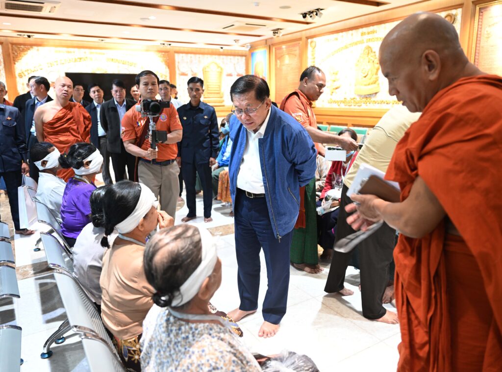 Acting President and State Security and Peace Commission Chairman Senior General Min Aung Hlaing visits and consoles patients at the Sitagu Sakkhu Dana Hospital.