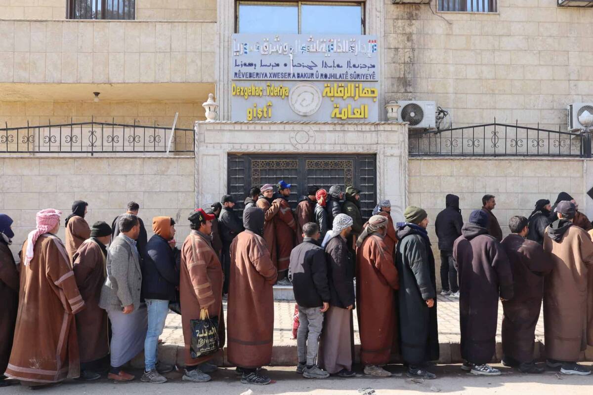 Former members of the Syrian Democratic Forces (SDF) and Asayish line up to settle their status with the Syrian government in Raqqa city, 29/1/2026 (Natacha Danon/Syria Direct)