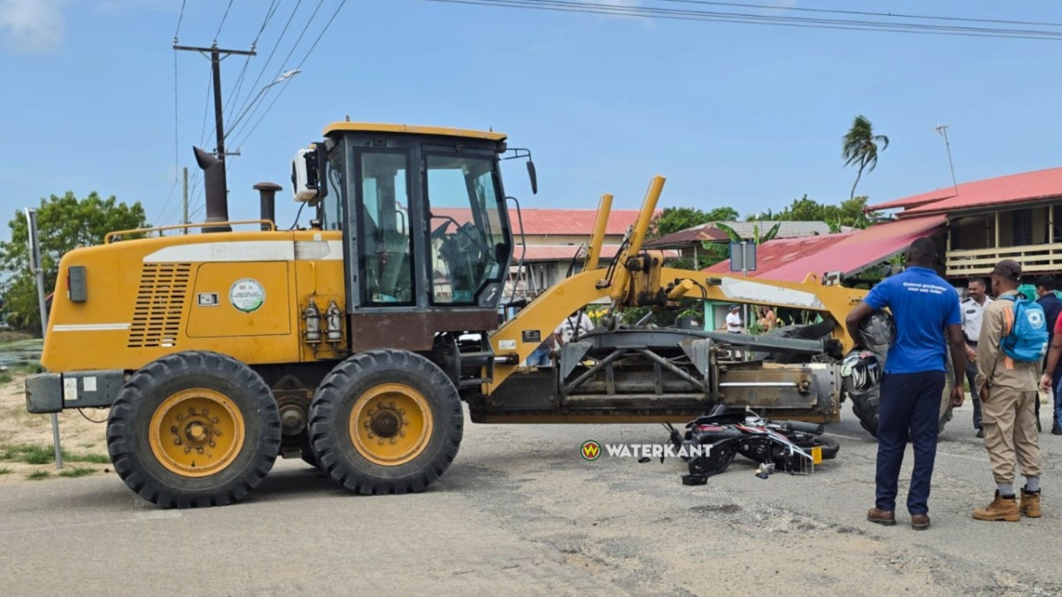 Bromfietser (16) loopt zware beenletsels op na aanrijding met motor grader