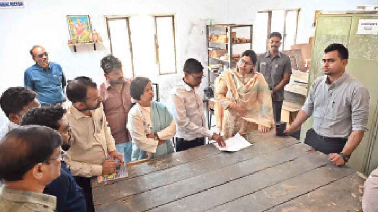 Collector directs officials to finalise municipal vote counting arrangements