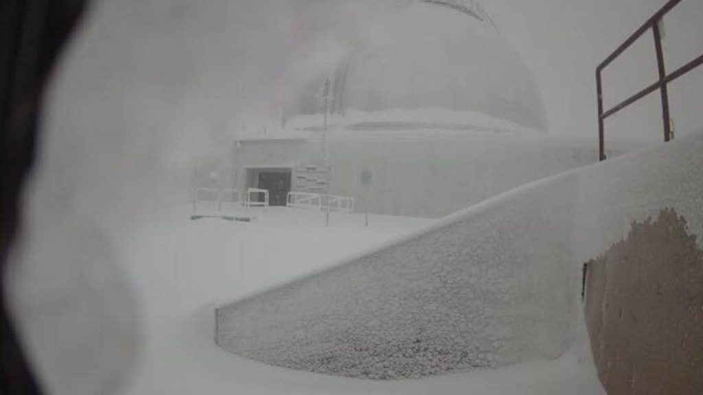 Deep snow forces summit road closure to Maunakea : Maui Now