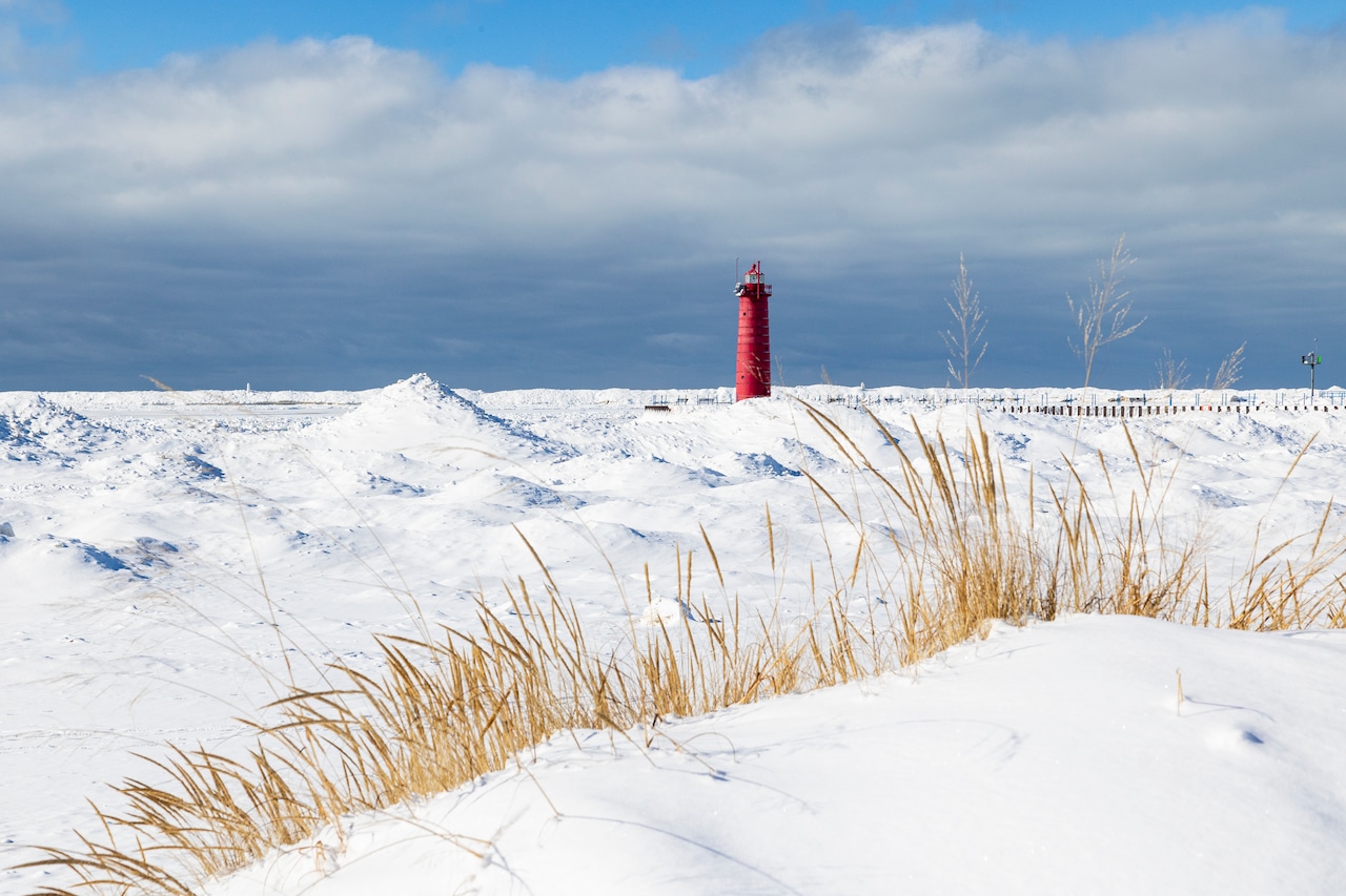 Does Lake Michigan ever completely freeze over?