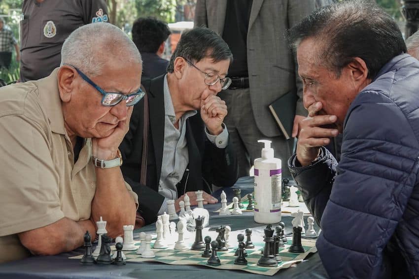 Hombres juegan una partida de ajedrez en la Alameda Central, en el Centro Histórico, donde de manera habitual se reúnen los viernes