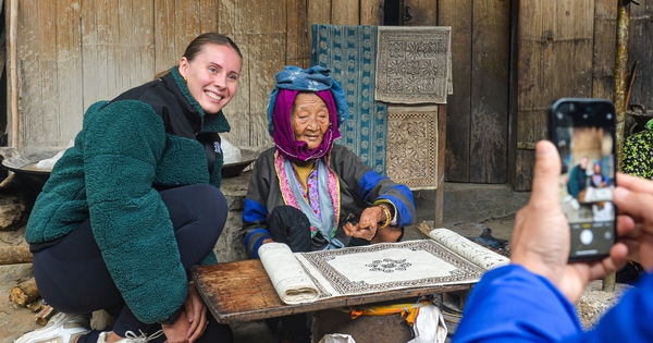 Elderly Vietnamese artisan wins hearts online with simple ‘hello’