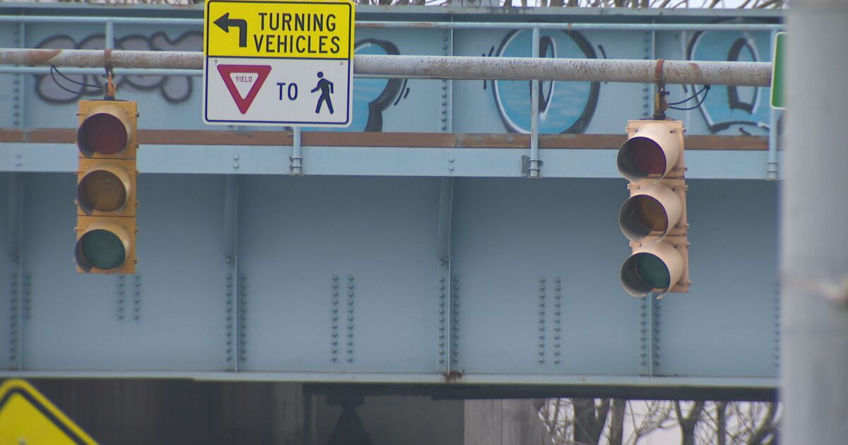 How to drive when traffic lights are broken