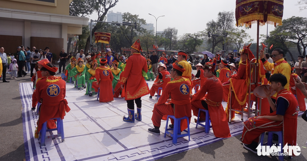 Human Chinese chess debuts in Hanoi, draws Tet holiday crowds