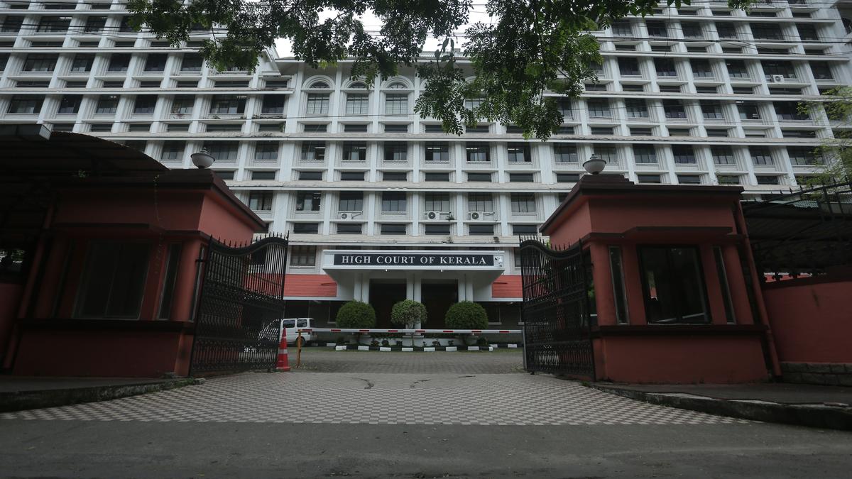 Kerala High Court orders VACB probe into gold ‘theft’ from Sabarimala flag mast