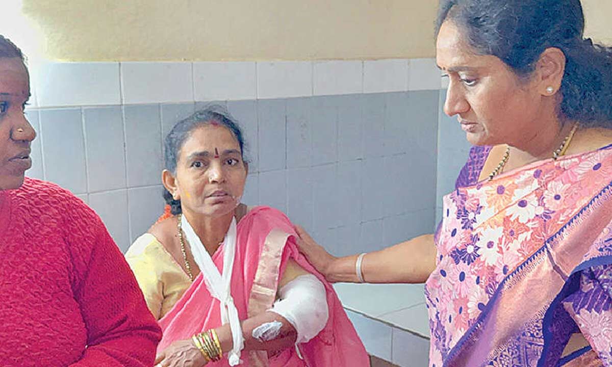 Min Savita visits accident victims at Penukonda hospital