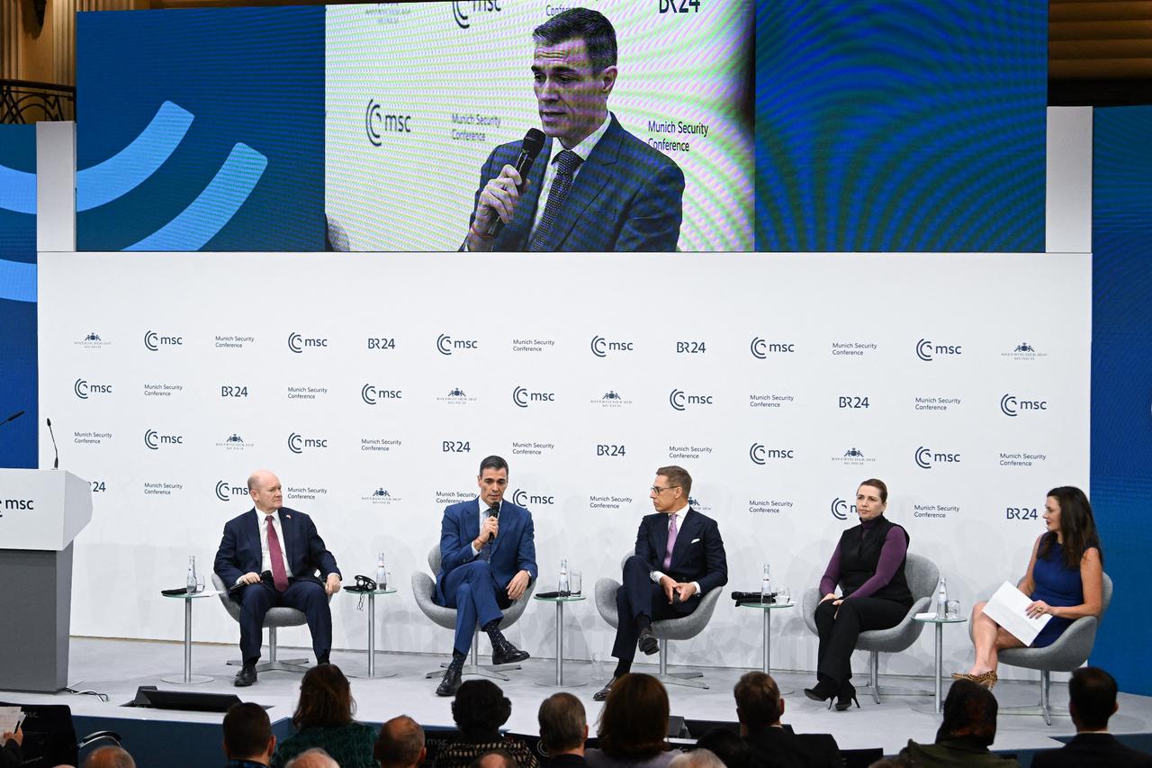 (L-R) US Senator Christopher Coons, Spanish Prime Minister Pedro Sanchez, Finnish President Alexander Stubb, Danish Prime Minister Mette Frederiksen and moderator Hadley Gamble take part in a panel discussion at the 62nd Munich Security Conference in Munich, Germany on February 14, 2026. (AFP Photo)