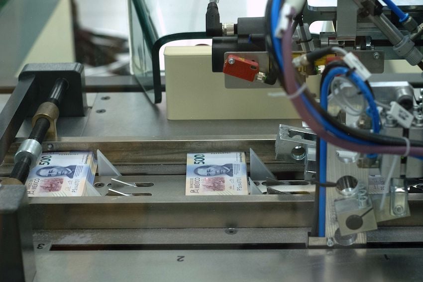 CIUDAD DE MÉXICO, 15OCTUBRE2023.- México cuenta con dos fábricas en el país, una ubicada en el estado de Jalisco inaugurada en el 2018 y otra en la Ciudad de México inaugurada en 1969. La denominación que se va imprimiendo depende mucho de la demanda de los billetes entre los mexicanos, la aproximación del BANXICO es que es de 40 billetes por ciudadano en circulación. Lo materiales con los que son fabricados los billetes en el país dependiendo la denominación es; polímero y algodón y estos materiales son importados de multinacionales europeas principalmente y certificadas por el Banco.