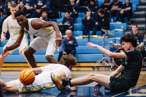 Foothill forward Clinton Ezugha (14) lunges for the ball per his teammate, Ridge Tandy (10), du ...