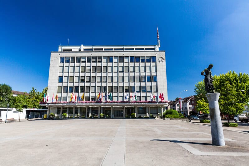 Swiss canton to vote on cutting welfare payments after 2 years