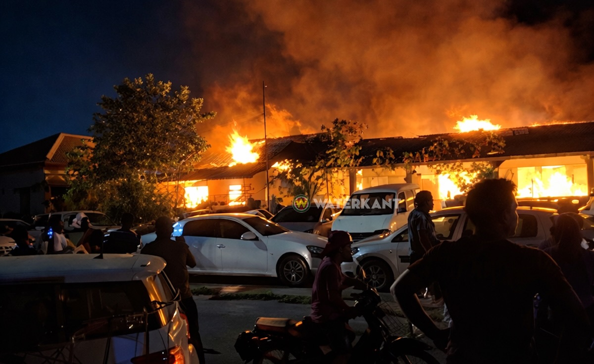 Vier huizen afgebrand te Flora; vijfde loopt schroeischade op