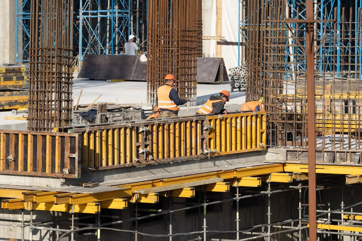 2.3 million Romanians still work abroad despite wage gains