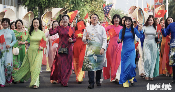 3,000 women in ‘ao dai’ gather along Nha Trang beach