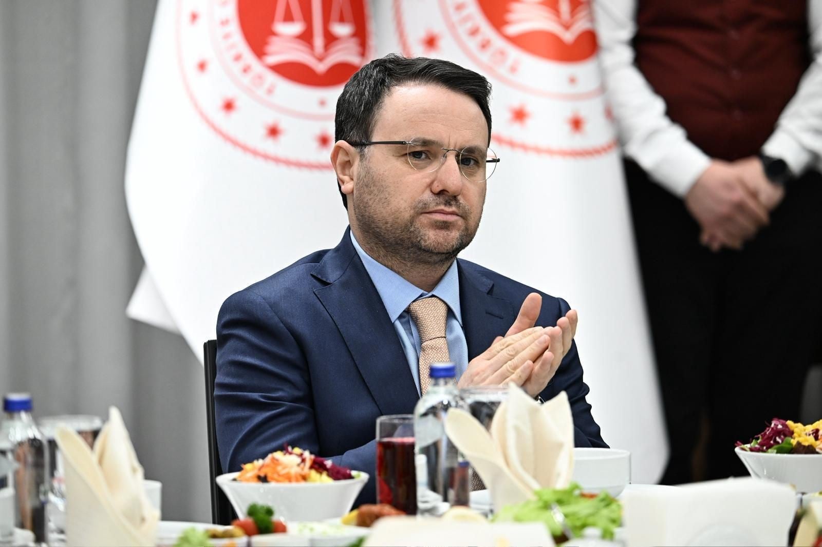 Aide of far-right leader calls on justice minister to answer allegations of unexplained wealth