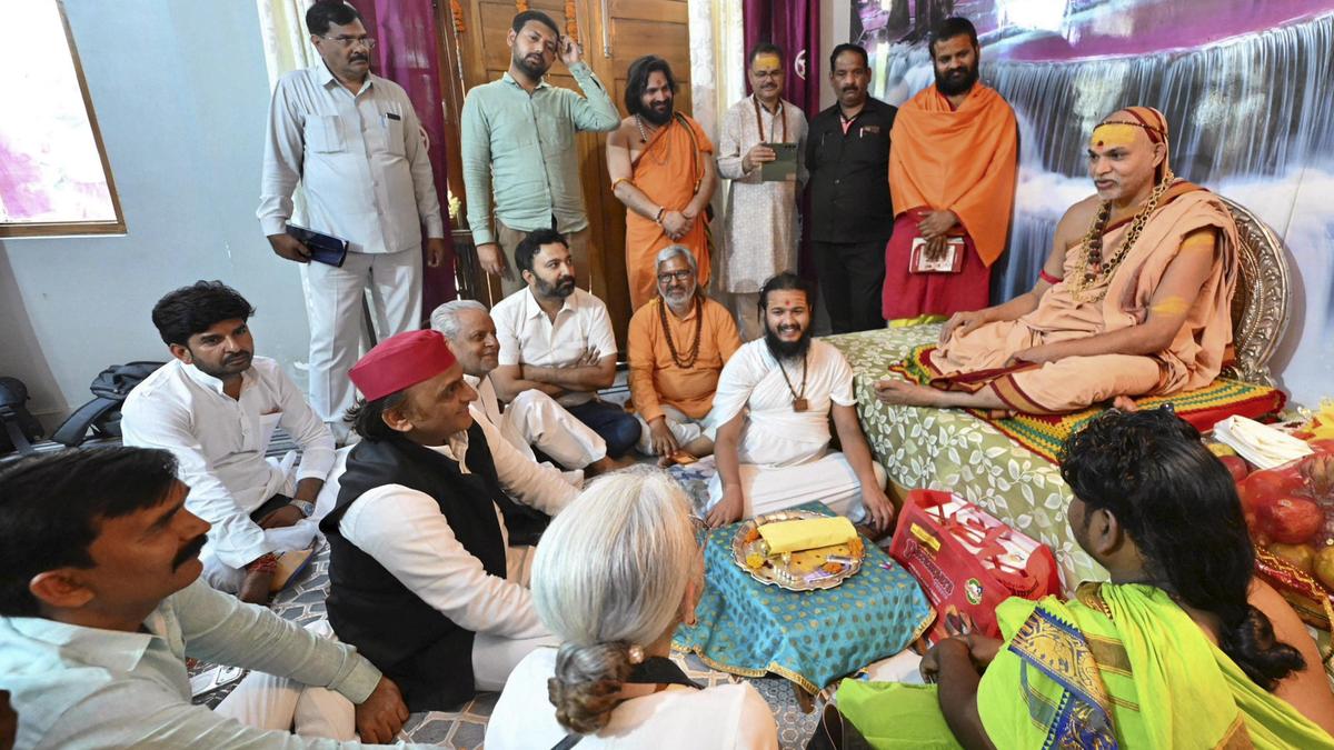 Akhilesh Yadav meets Avimukteshwaranand Saraswati, vows to put an end to ‘fake saints’