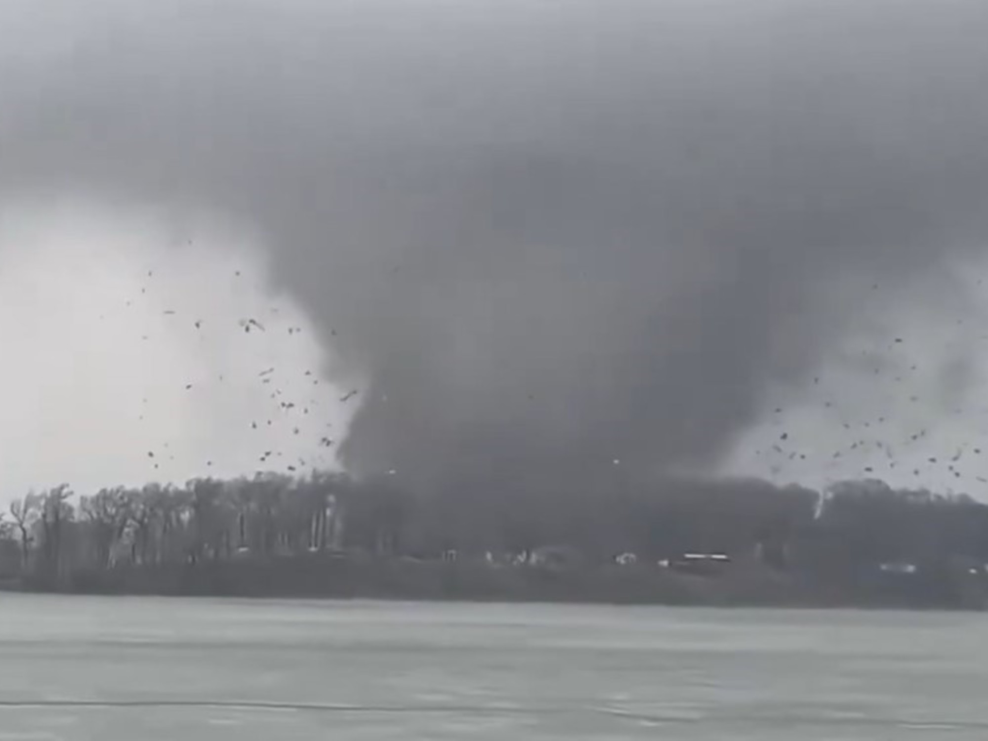 Al menos cuatro muertos tras el paso de impresionantes tornados en Michigan: los videos