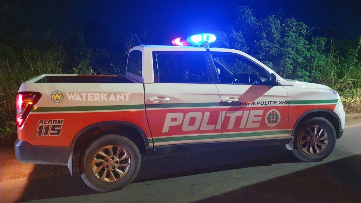 Automobilist botst met bromfietser en ramt daarna vier elektriciteitsmasten langs Kennedyweg