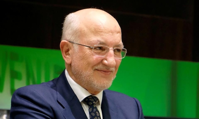 Billionaire Juan Roig denies possibility of buying La Liga club from Singaporean Peter Lim