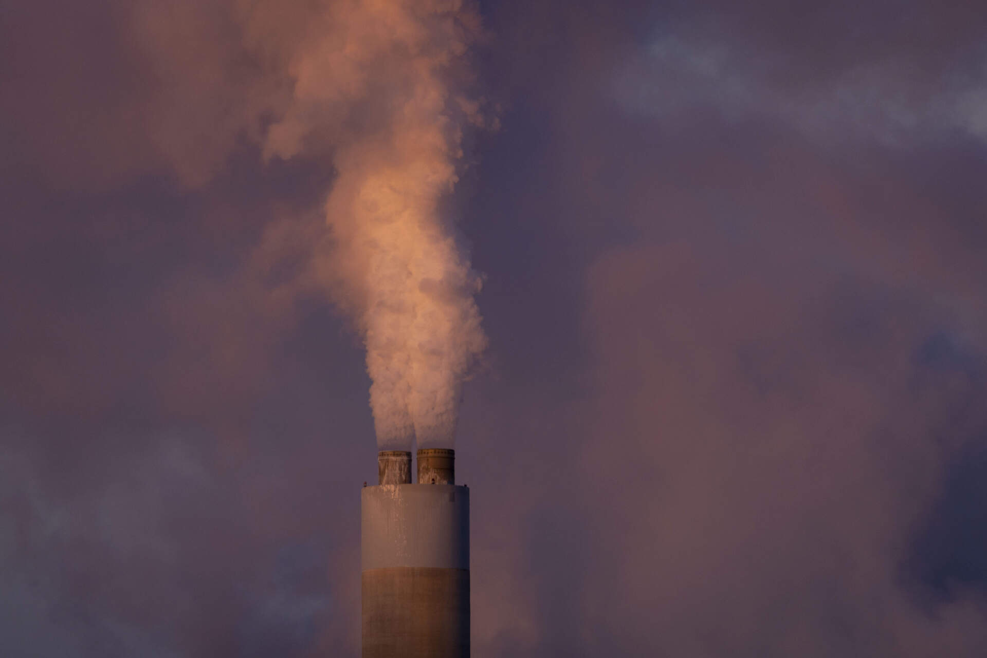 Carbon dioxide and other pollutant billows from a stack at PacifiCorp’s coal-fired Naughton Power Plant in Kemmerer, Wyo. (Natalie Behring/AP)