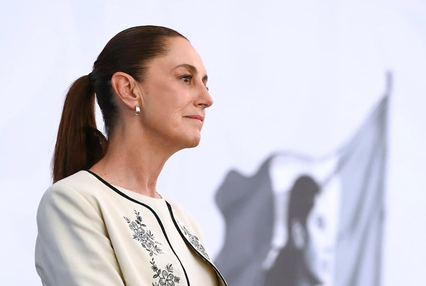Manzanillo, Colima, México, 13 de marzo de 2026. La doctora Claudia Sheinbaum Pardo, presidenta Constitucional de los Estados Unidos Mexicanos en conferencia de prensa matutina, “Conferencia del Pueblo” desde Colima. La acompañan Indira Vizcaíno Silva, gobernadora Constitucional del Estado de Colima; Omar García Harfuch, secretario de Seguridad y Protección Ciudadana (SSPC); Raymundo Pedro Morales Ángeles, secretario de Marina (Semar); Bulmaro Juárez Pérez, divulgador de lenguas originarias, presentador de la sección “Suave Patria”; Ricardo Trevilla Trejo, secretario de la Defensa Nacional (Sedena); Jesús Antonio Esteva Medina, secretario de Infraestructura, Comunicaciones y Transportes; Bryant Alejandro García Ramírez, fiscal general del Estado de Colima; Fabián Ricardo Gómez Calcáneo; Rocío Bárcena Molina, subsecretaria de Desarrollo Democrático, Participación Social y Asuntos Religiosos de la Secretaría de Gobernación; Efraín Morales López, director general de la Comisión Nacional del Agua (Conagua); Marcela Figueroa Franco, secretaria ejecutiva del Sistema Nacional de Seguridad Pública (SESNSP) y Guillermo Briseño Lobera, comandante de la Guardia Nacional (GN). Foto: Saúl López / Presidencia